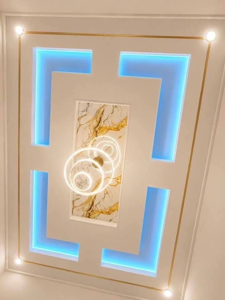 Plafon dengan list LED biru dan panel marmer emas