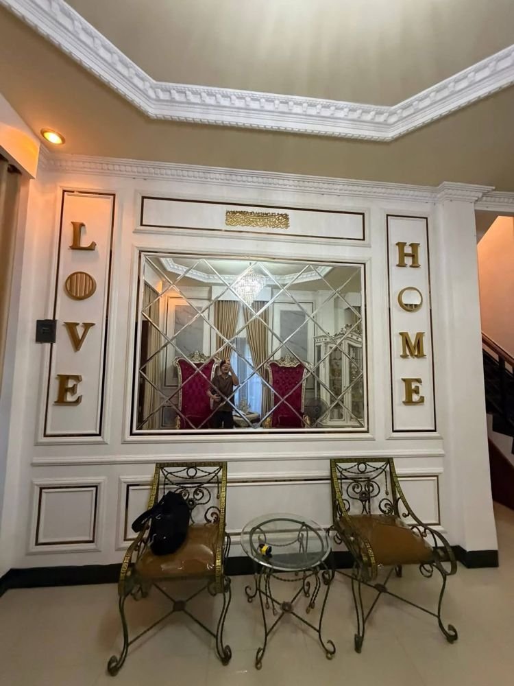 Dinding cermin dengan tulisan LOVE HOME