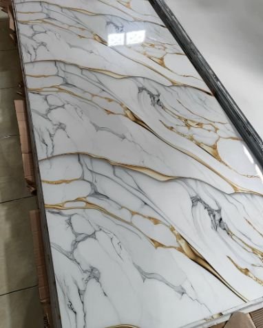Panel dinding motif marmer putih emas mengalir