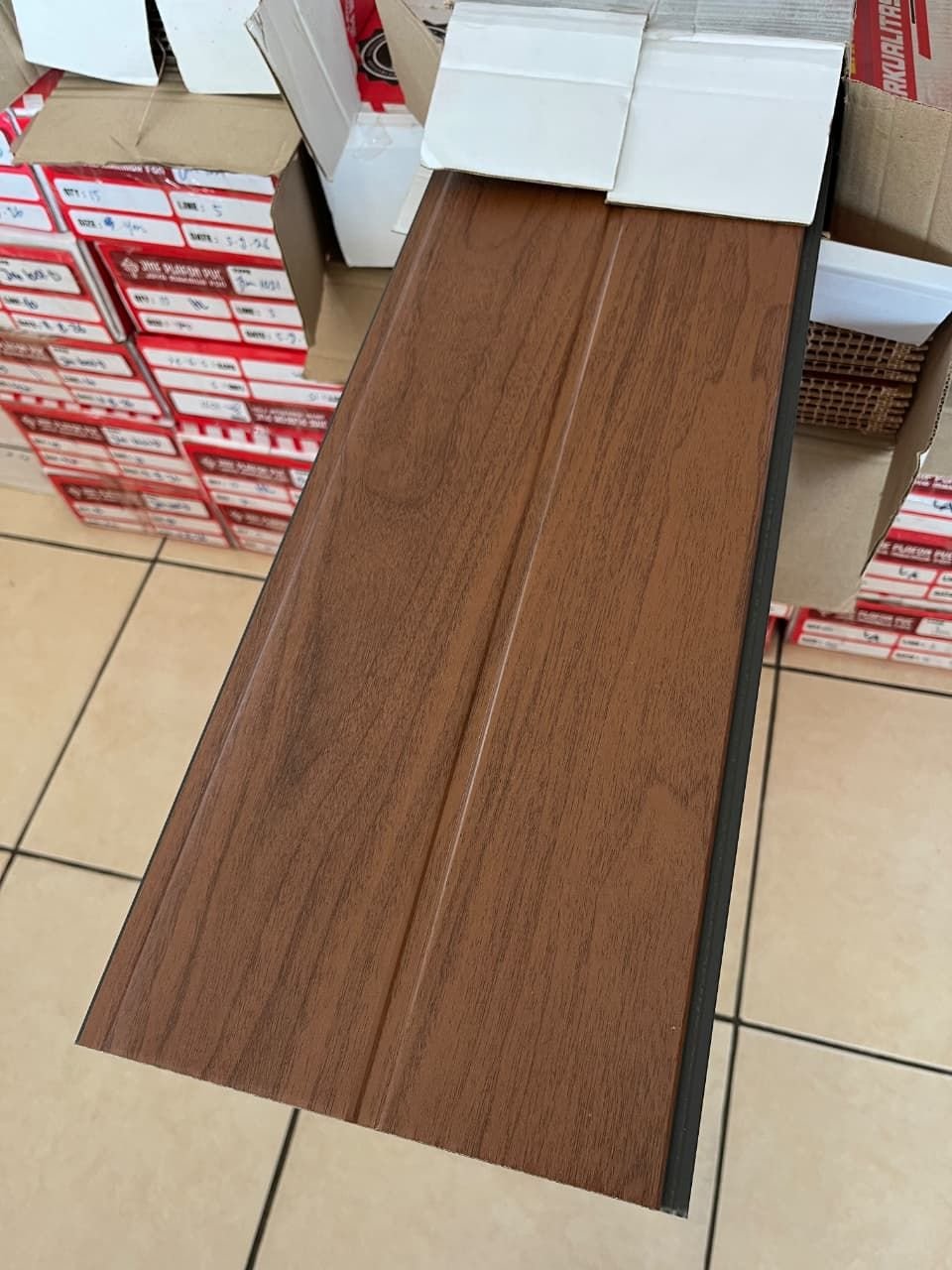 Plafon PVC motif kayu coklat tua